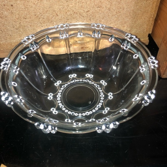 Vintage clear decorative candy dish, roughly 7” across. Classy little bowl. - Picture 6 of 7